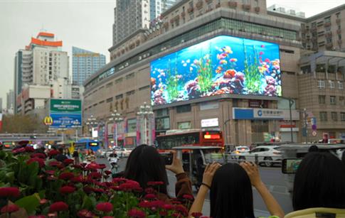 绵阳城市数字媒体新地标—茂业百货裸眼3D屏投入商业运营